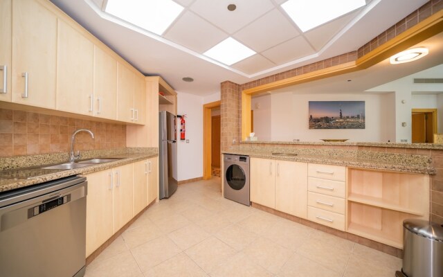 Luton Vacation Homes - Shoreline Apartment with Beach access