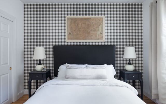 Premier Theater District Suites by Sonder