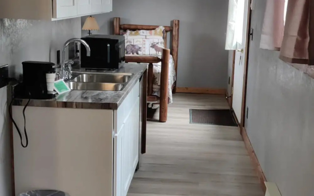 Twin Pines Lodge & Cabins