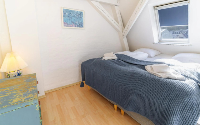 Hafenkoje mit Blick über Hafen und Altstadt