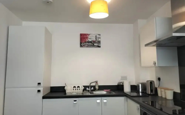 Central 2-bed Apt - Sleeps 4 - Parking & Wifi
