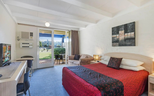 Black Dolphin Motel & Apartments