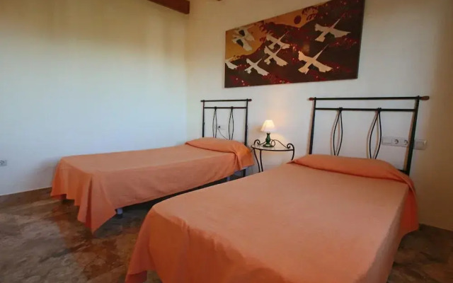 Private 4-bedroom Villa w/ Pool, Summer Kitchen & Expansive Living Space