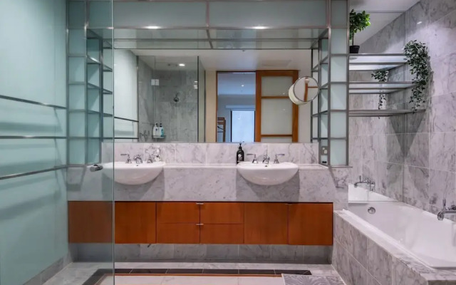 Elegant 4B 2B Unit in Melbourne CBD w/ Parking!