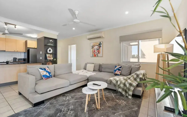 Waterfront Retreat Sea Views - Huge Pool - BBQ