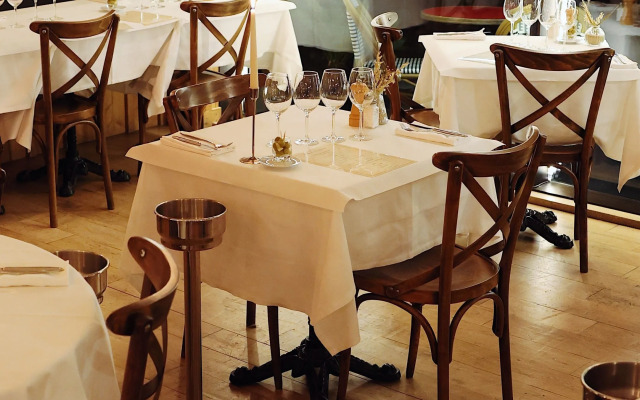 LES SUITES DU PORT by Le Saint Ferdinand