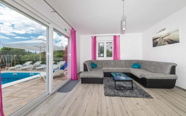 Beautiful Home in Kastel Kambelovac With Wifi and 4 Bedrooms