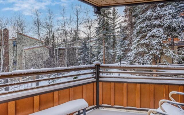 Laurelwood Condominiums Studio Premier Unit 305