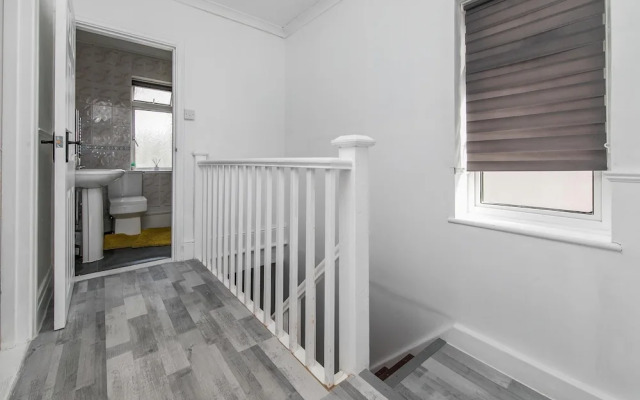 4br-sleeps10-parking-garden