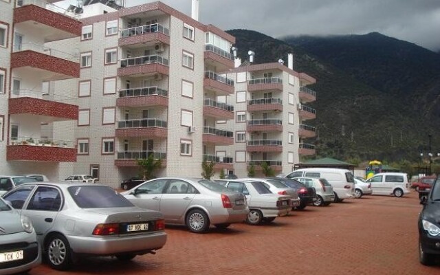 Oz Ulutas Apart