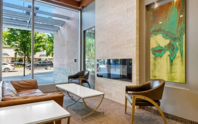 Modern DT Condo Balcony Parking Gym Hot Tub