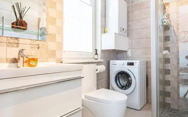 Bright 2bedroom home @terrace+parking, by Cohost