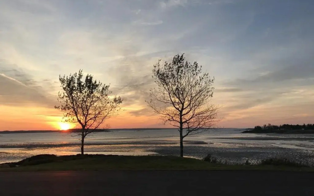 Baybreeze Restaurant and Motel