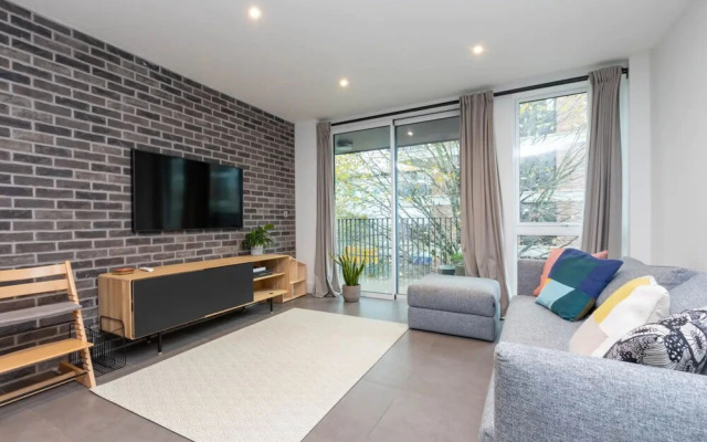 Modern Family Friendly 2 Bedroom Flat in Hackney Wick