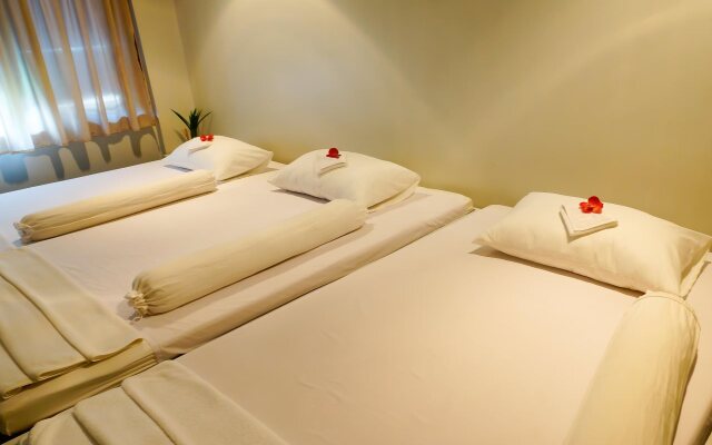 Saphan Krungthep Hostel & Spa