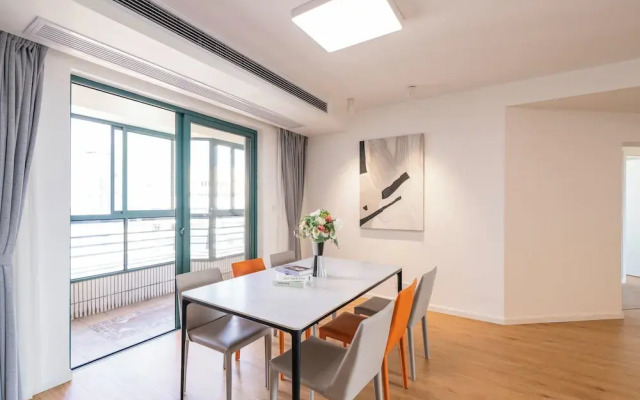 Tyms 4BR 2BA Apt Novel Garden