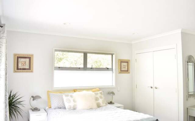 Quaint 2 Bed Family Home in Titirangi