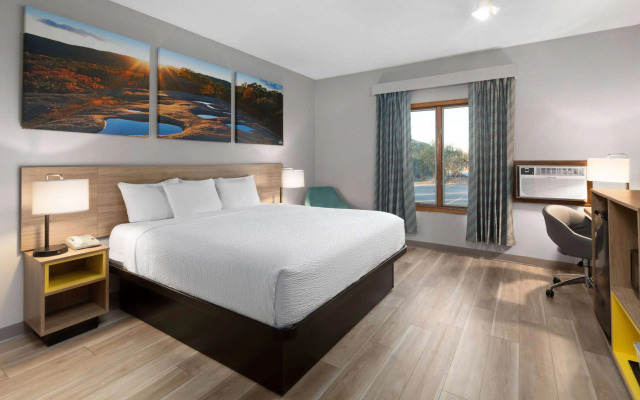 Days Inn by Wyndham Hutchinson