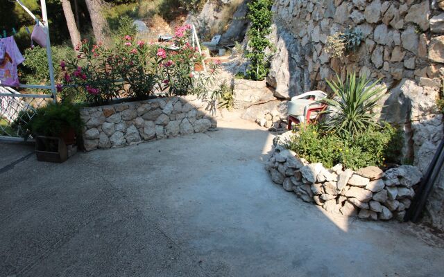 Apartment Renko - 100 m from the sea : A1 Omis, Riviera Omis