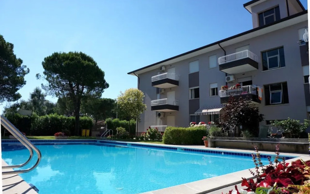 Beachside Flat With Shared Pool