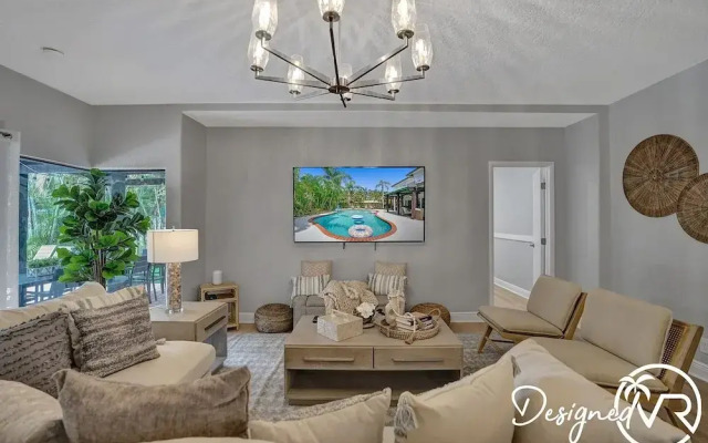 Modern Chic 7-BR with Pool & Gameroom