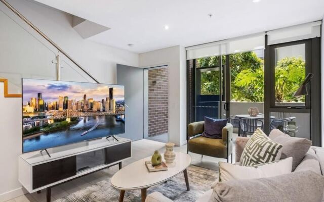 Modern 2-storey Apartment - Q Stay