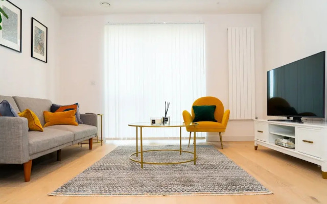 Royal Wharf - 1 Bed - Balcony - River & City View