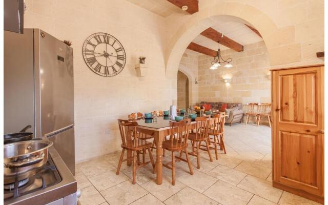 Centre Island Gozitan Farmhouse & Pool