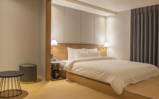 GRAY195 Hotel