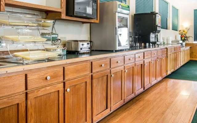 Quality Inn & Suites Mackinaw City Beachfront