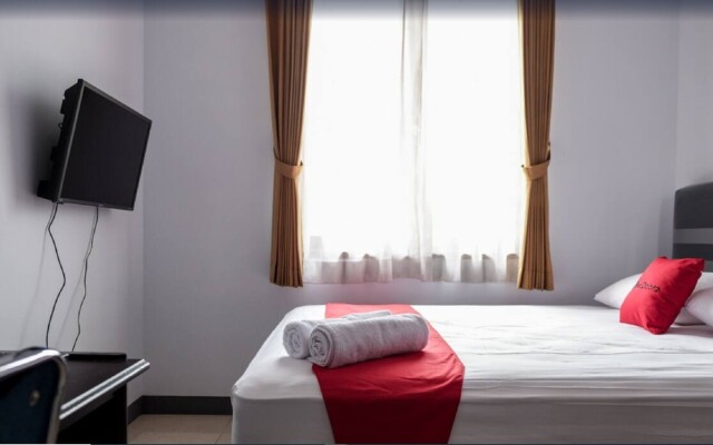 RedDoorz near Supermall Karawaci 2