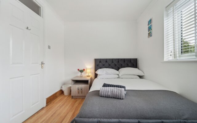 Spacious Home - Sleeps 10 - Free Parking - Pets