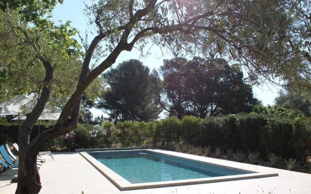 Villa croix du sud with swimming pool and park in Marseille Chalet 4