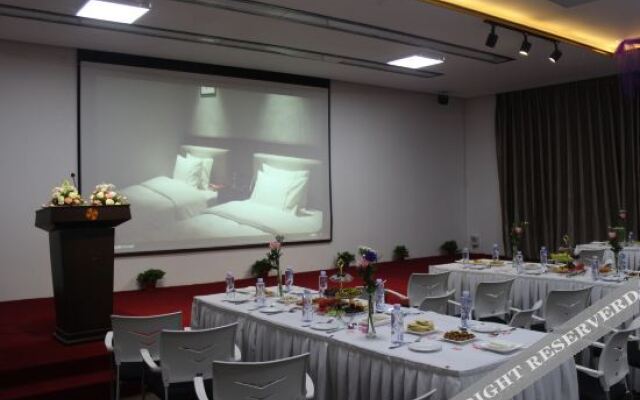 HanTing Hotel (Hebi Qi County Bus Station)