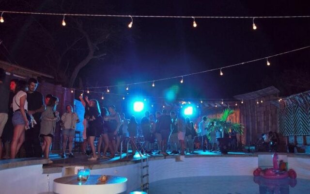Palosanto Backpackers