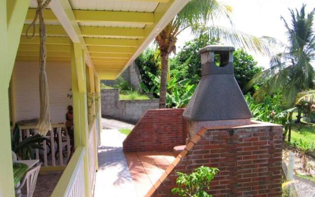 Maison d'une chambre avec vue sur la mer jardin clos et wifi a Le Diamant a 1 km de la plage