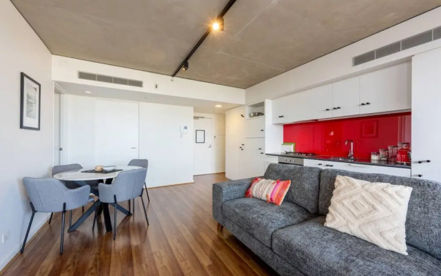 Stylish 2-bed Apt in Southbank With Parking