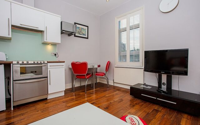 1 Bedroom Apartment in Heart of Shepherd's Bush Accommodates 4