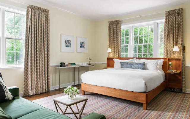 Oakhurst Inn at the University