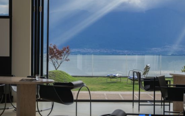 Shiyu | HolidayVilla Designer Luxury Scenic Vacation Homestay (Dali Erhai) – Balcony – Dali