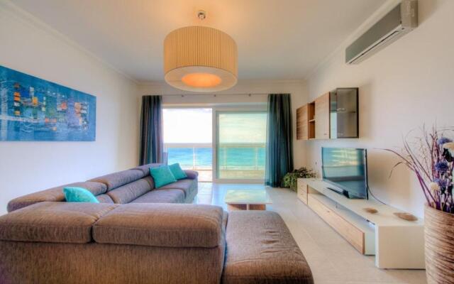 Seafront Luxury APT With Pool