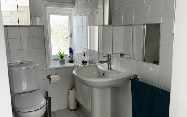 Inviting 2-bed Apartment in Poole