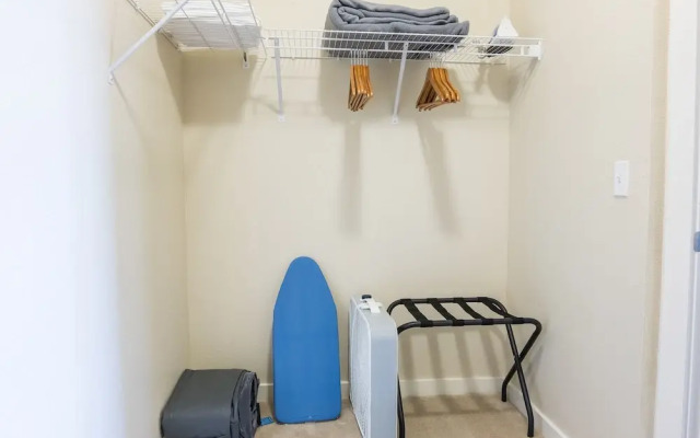 SoHo 1 BR with Balcony by Frontdesk