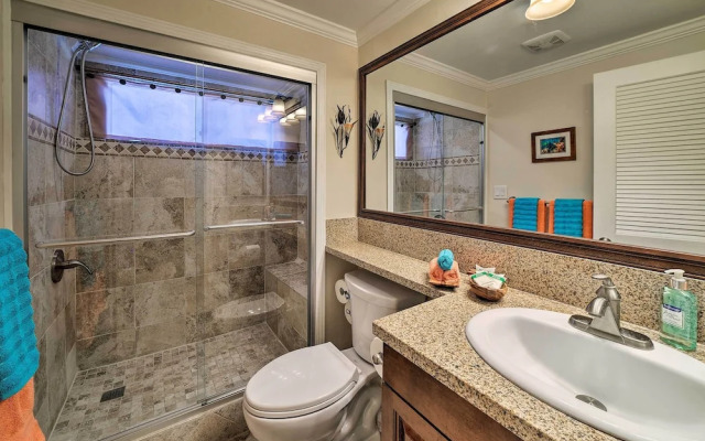 Downtown Air Conditioned Condo: Walk to Beaches