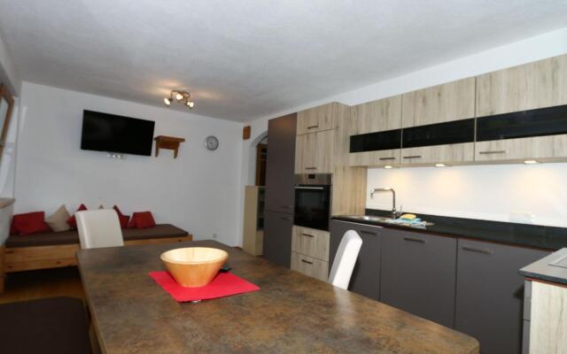 Holiday Flat Schoser, Fugen