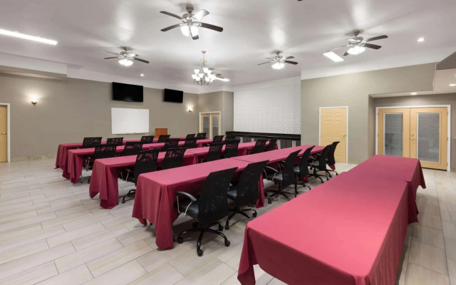 La Quinta Inn & Suites by Wyndham Deer Park