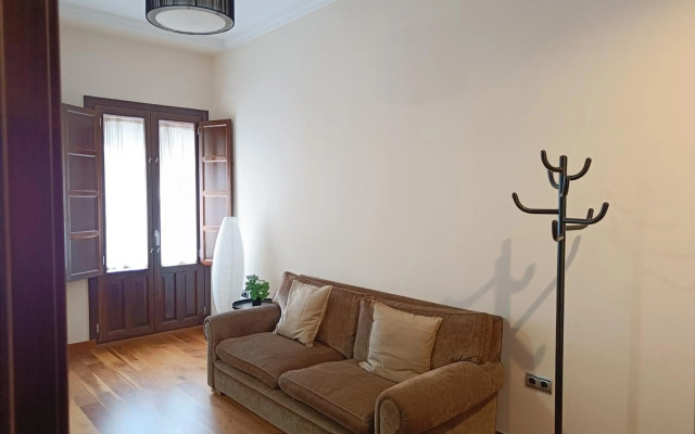 APARTAMENTOS DELUXE PALACIO DE LOS JERÓNIMOS free parking