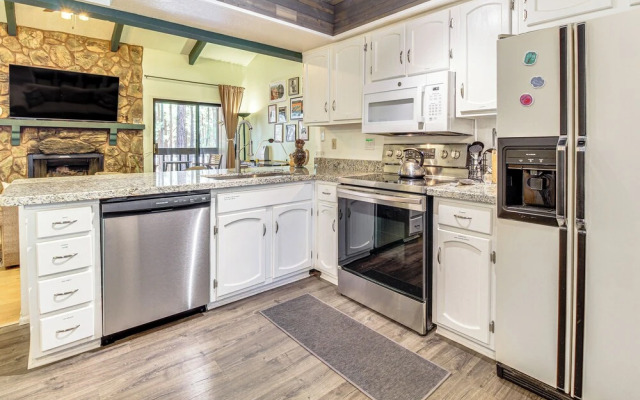 Hike & Golf: Family Home w/ Balcony in Pinetop!