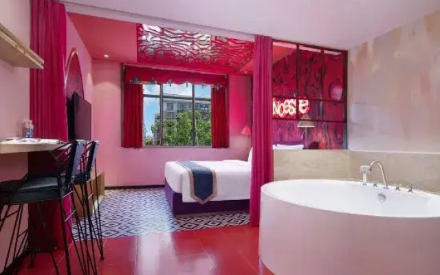 Eiffel Hotel (Xinhua Shimao Plaza)