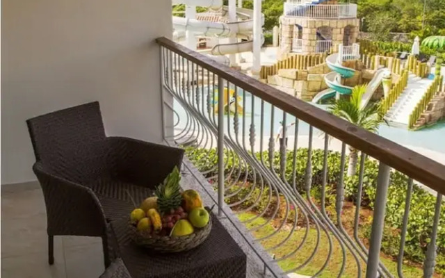 Pool view apartment ideal families 05